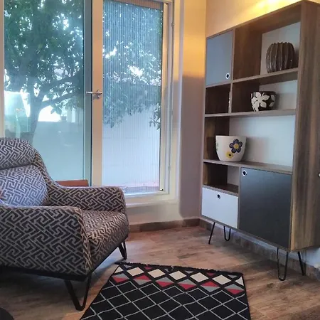 Eucalyptus House, Vacation In באלאק
